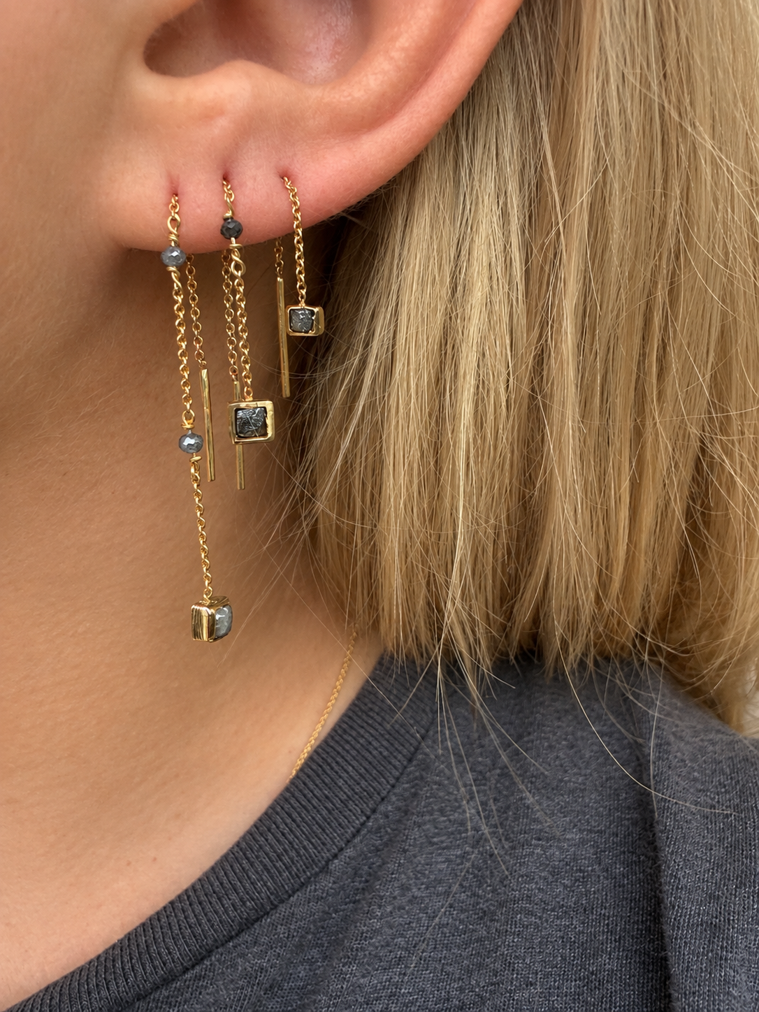 Grezza Black Mini ørering i 14 kt guld