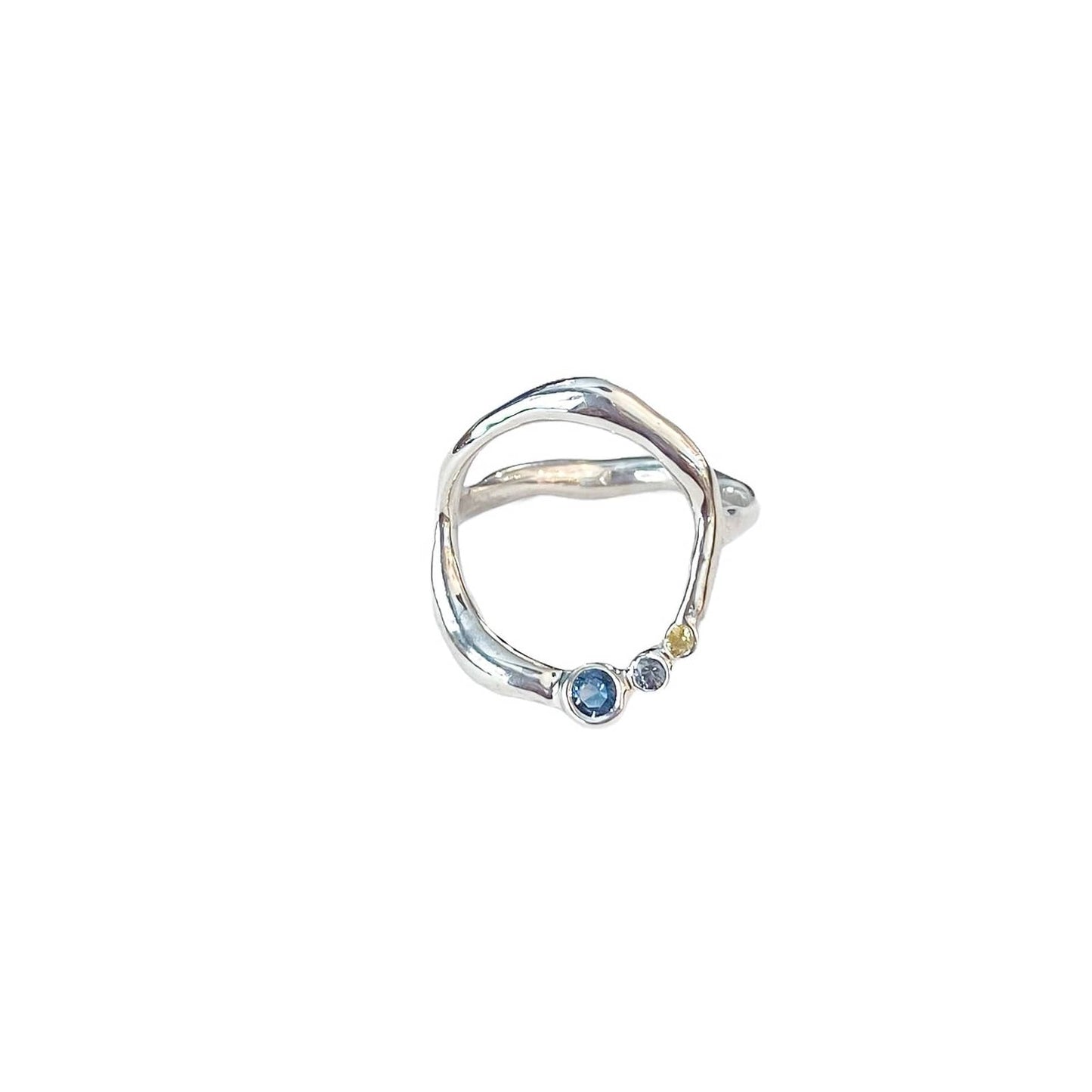 Curves Big silver sapphire ring, side view.