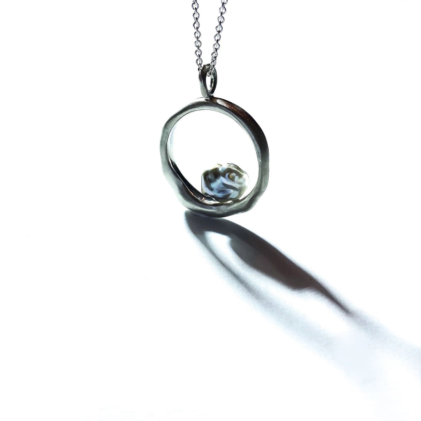 Keshi Curves silver pearl necklace, side view.