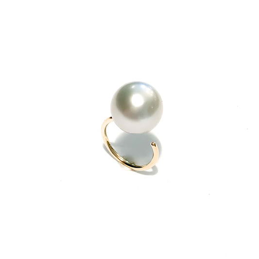 Pearl Cuff 18 kt guld ørering, set fra siden.