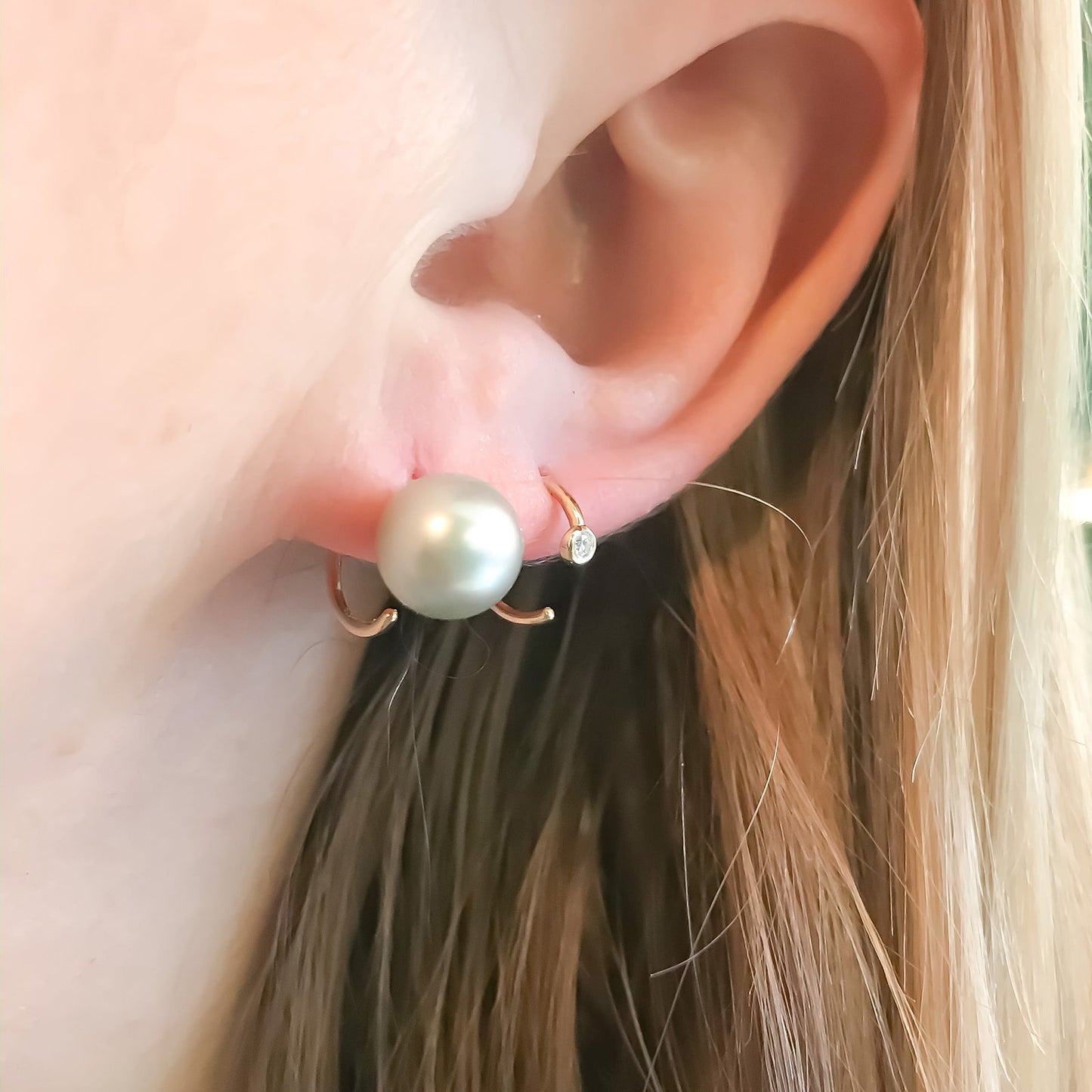 Pearl Cuff 18 kt guld ørering i øret.