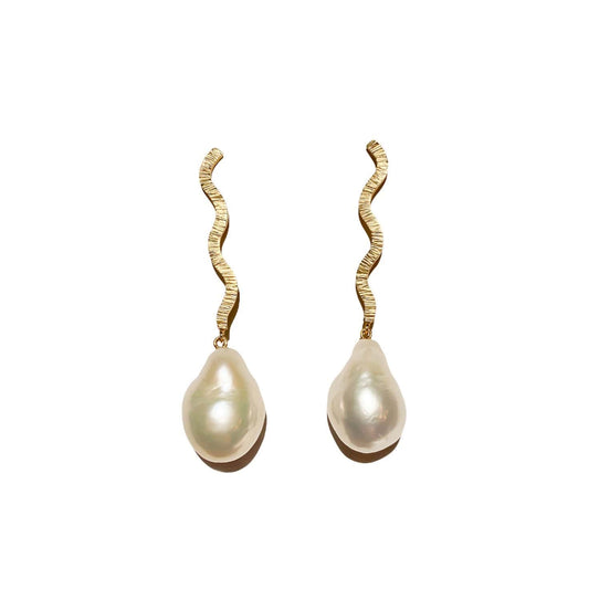 Shape Baroque Medium gold plated pearl earrings.
