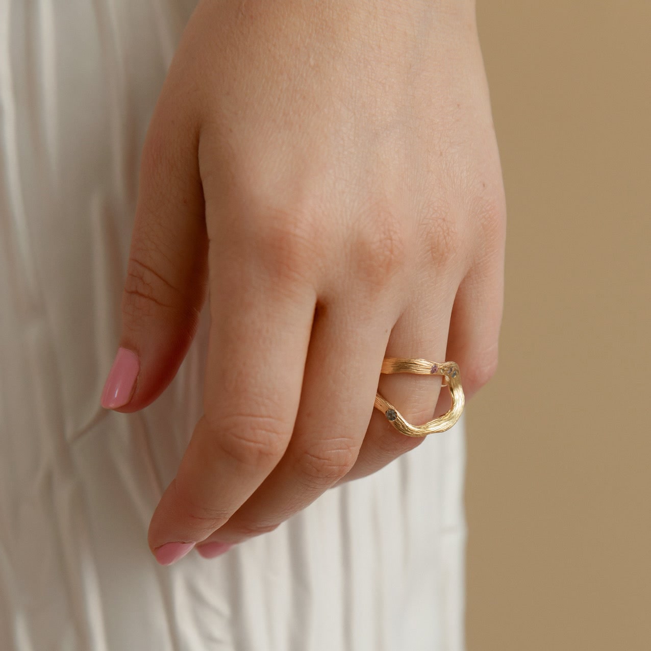 Simone Noa Oceania 14 kt gold sapphire ring on model.