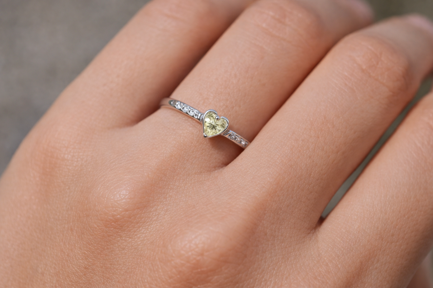 Yellow Heart Diamond 14 kt hvidgulds ring med hvide diamanter