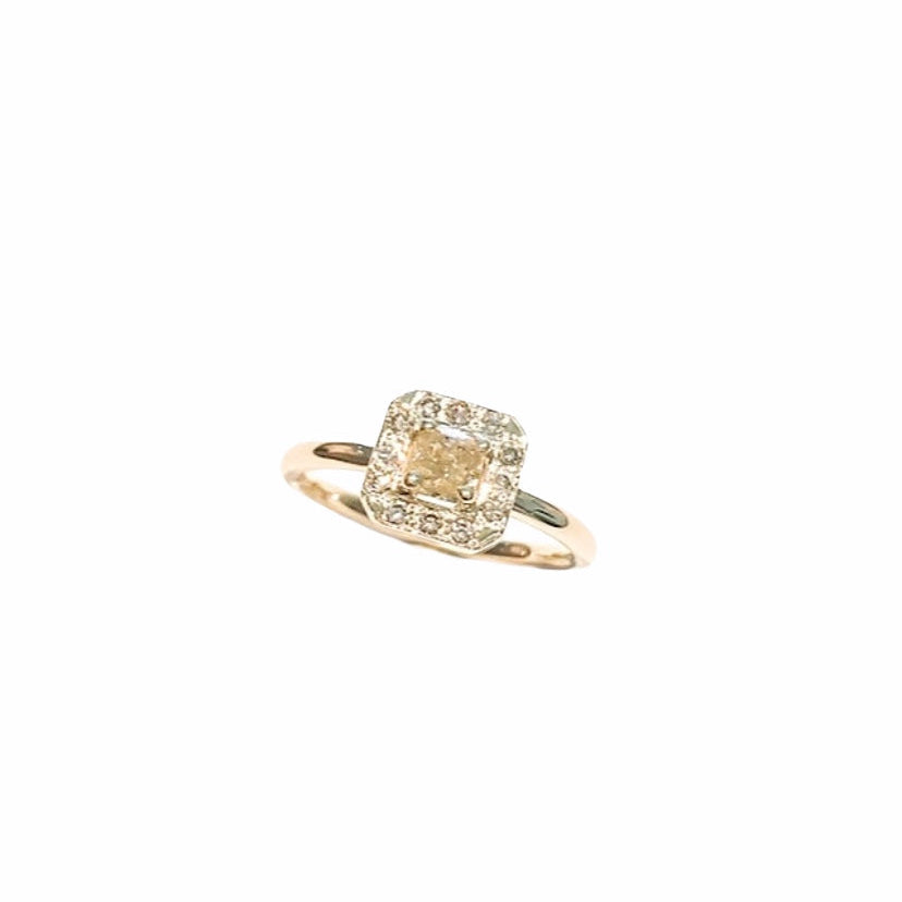 Champagne Dream 14 kt gold diamond ring, side view.