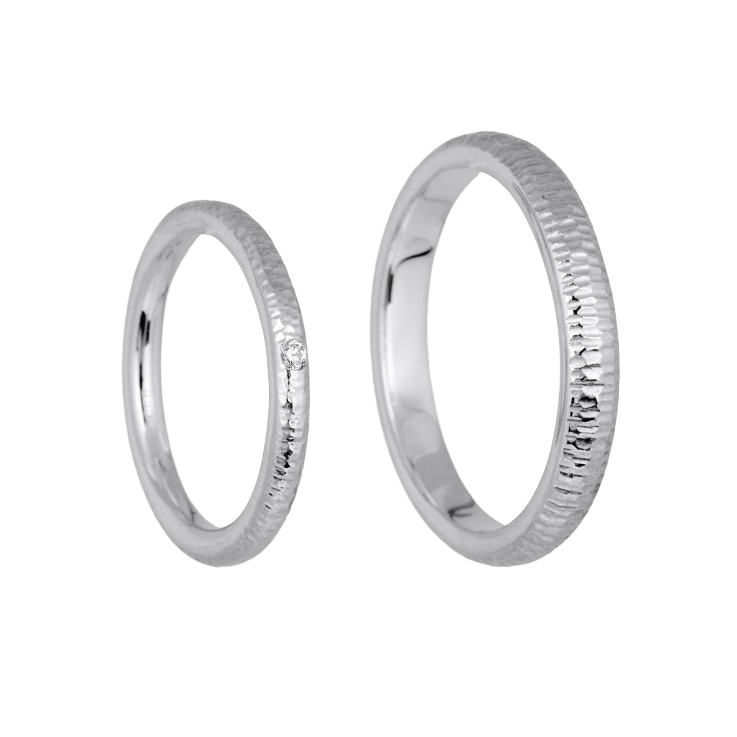 Classy 14 kt white gold wedding ring, side view.