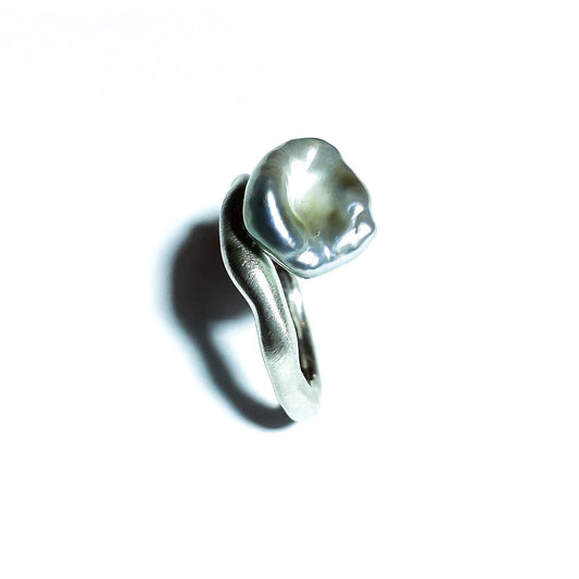 Keshi Curves gold plated silver Tahiti pearl ring, right view.