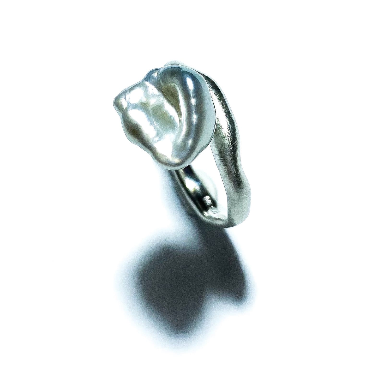 Keshi Curves gold plated silver Tahiti pearl ring, left view.
