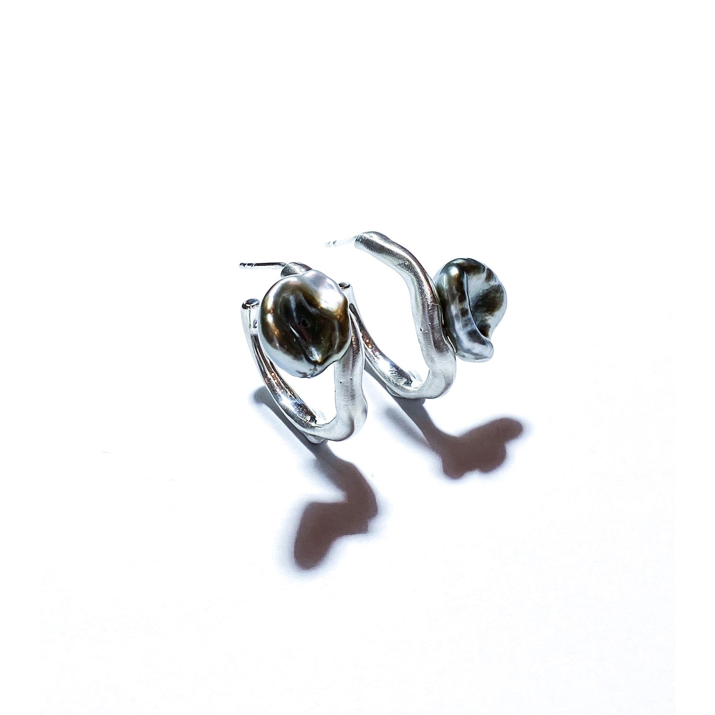 Keshi Curves Hoops silver pearl earrings, side view.