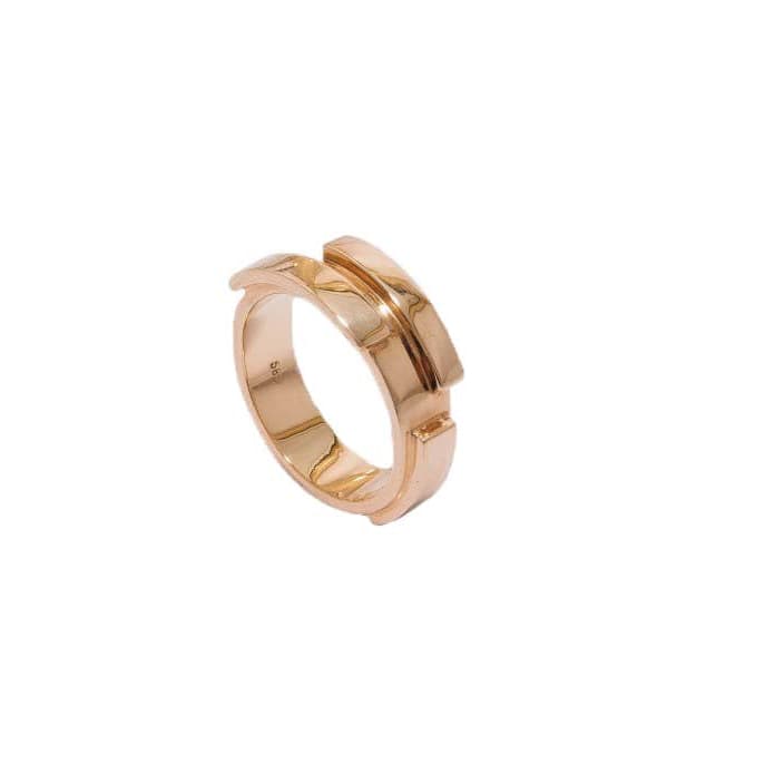 Plate 14 kt gold wedding ring, side view.