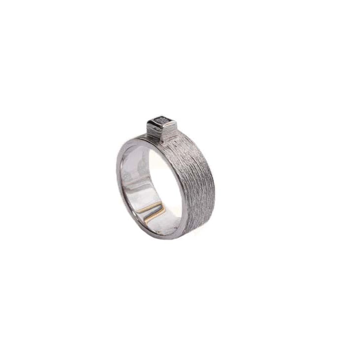 Rå struktur ring i 14 kt guld, set fra siden.