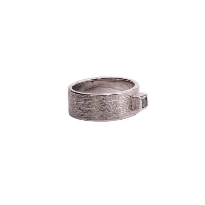 Rå struktur ring i 14 kt guld, set fra toppen.