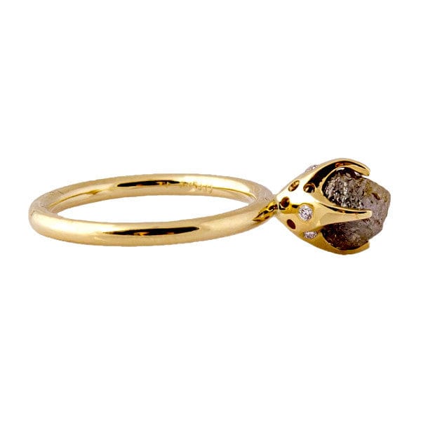 Raw Rock diamant ring i 14 kt guld, set fra siden.