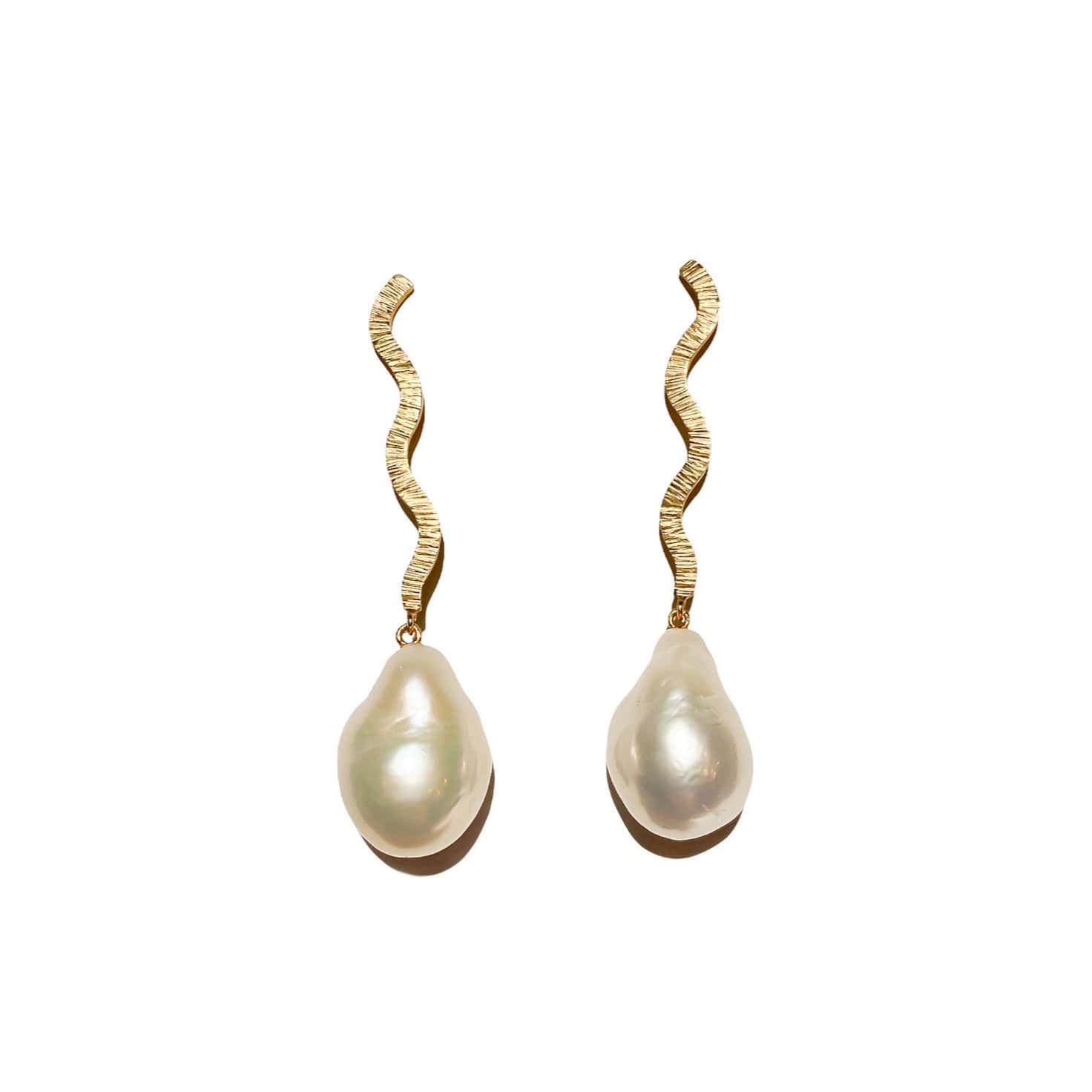 Shape Baroque Medium gold plated pearl earrings.