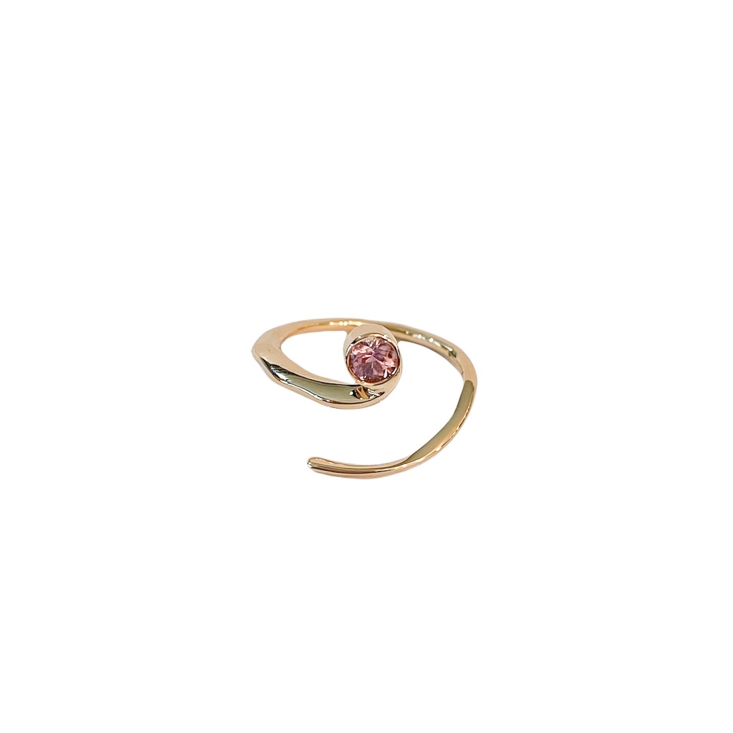 Simone Noa Spirulina 14 kt gold sapphire ring, front view.