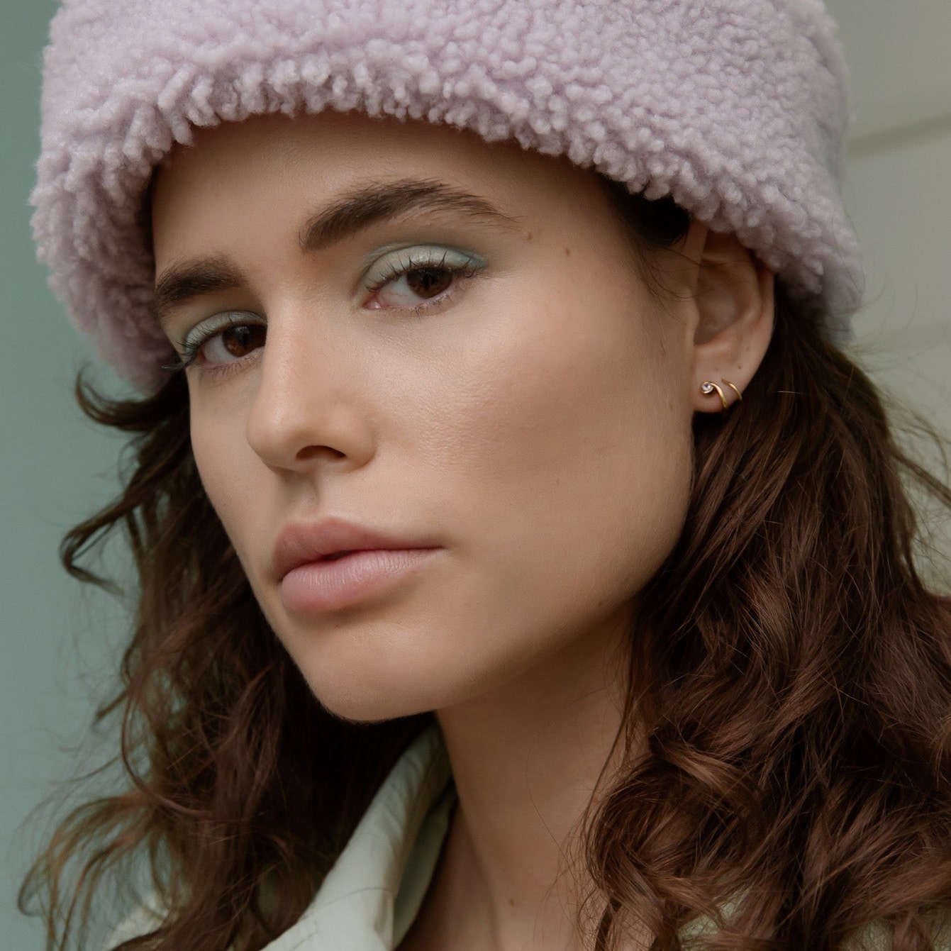 Simone Noa Spirulina gold plated earrings on model.