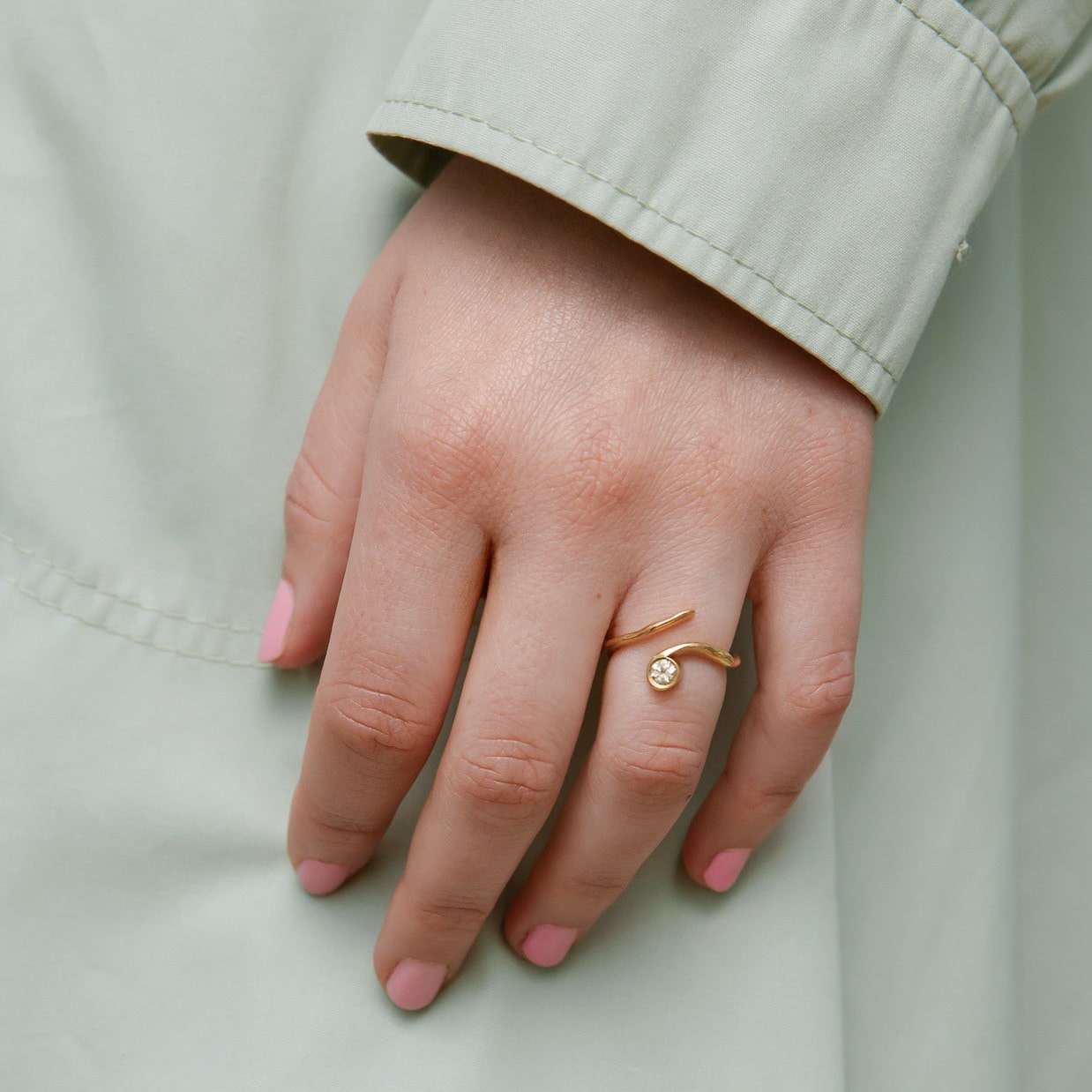 Simone Noa Spirulina gold plated silver sapphire ring on hand of model.