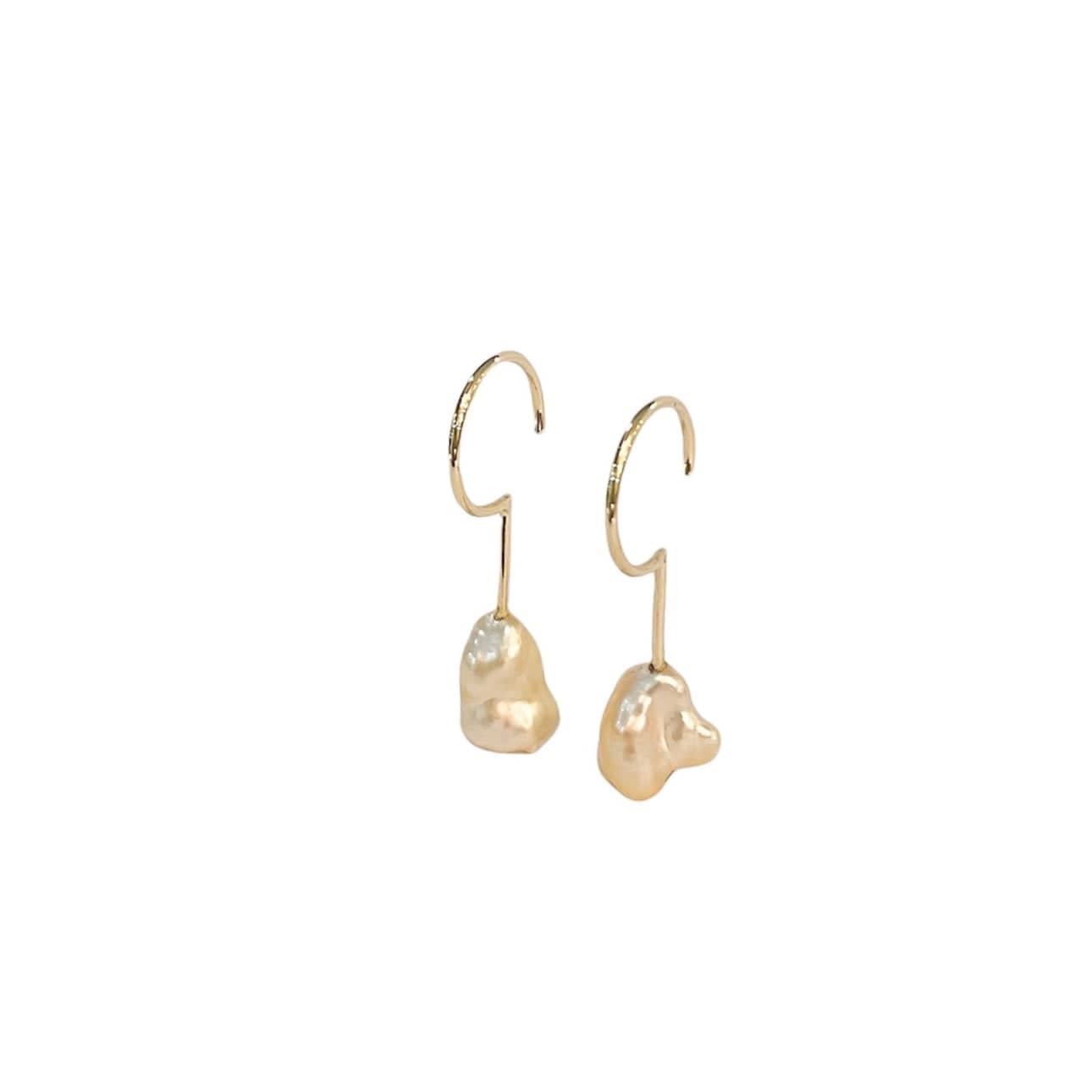 Simple Keshi Golden Small 14 kt gold earrings.