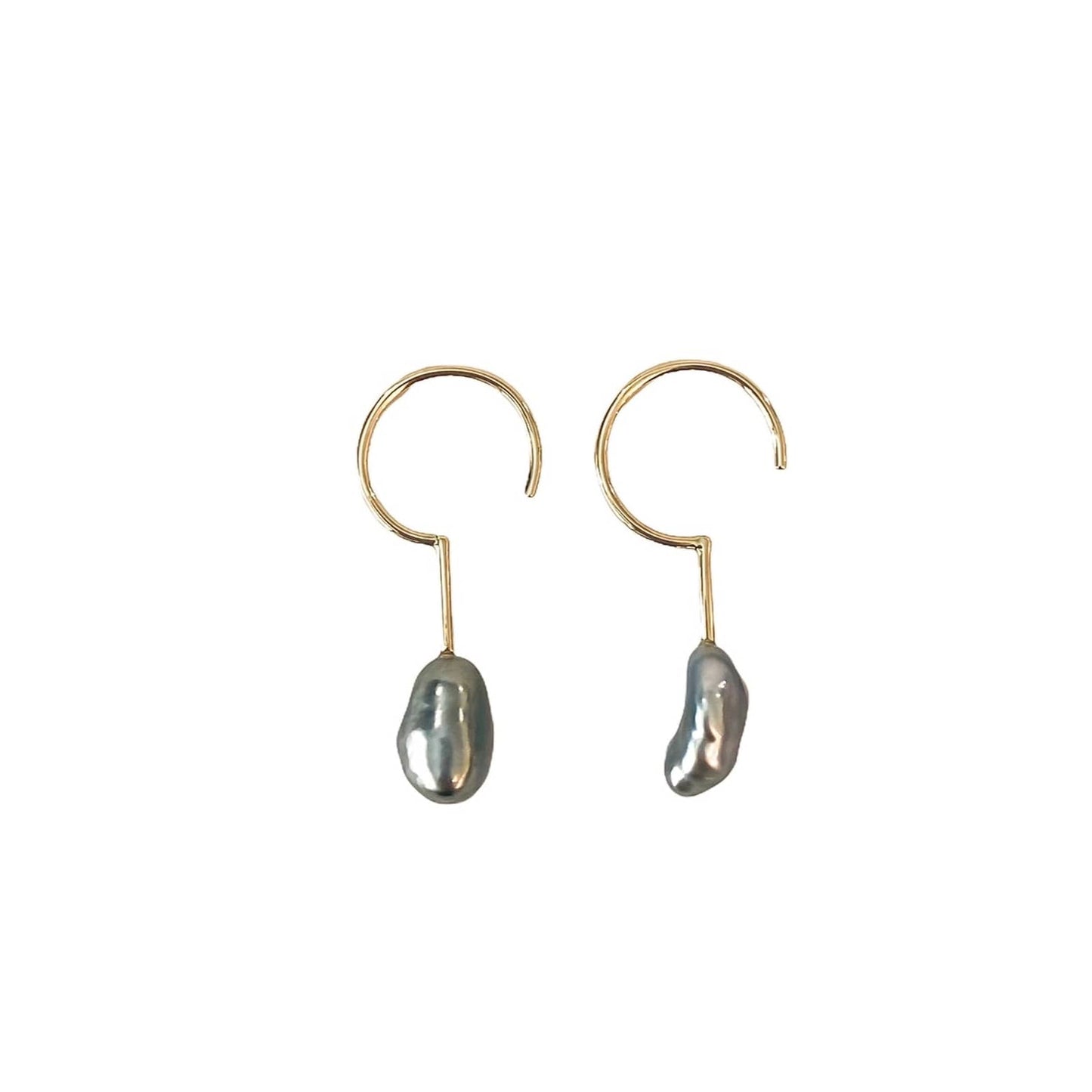 Simple Keshi Small 14 kt gold earrings.