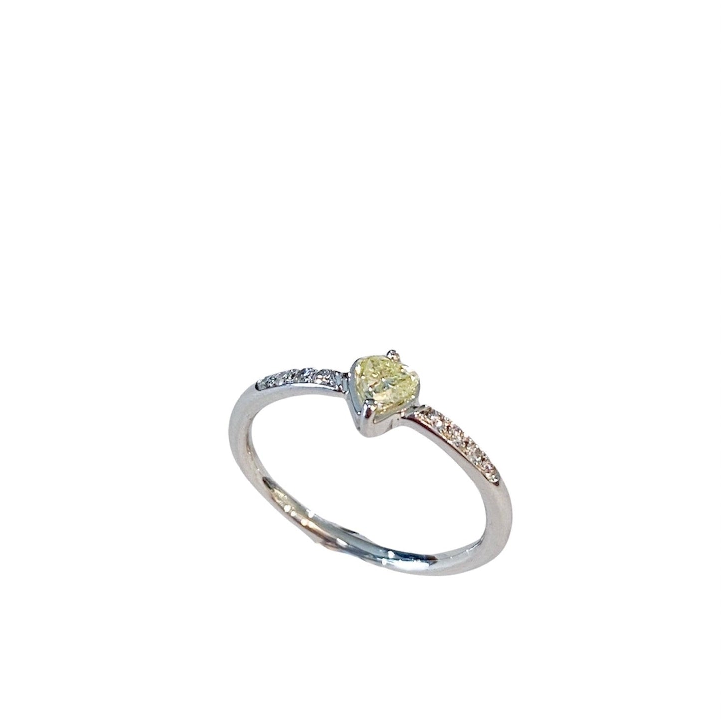 Yellow Heart Diamond 14 kt gold ring, side view.